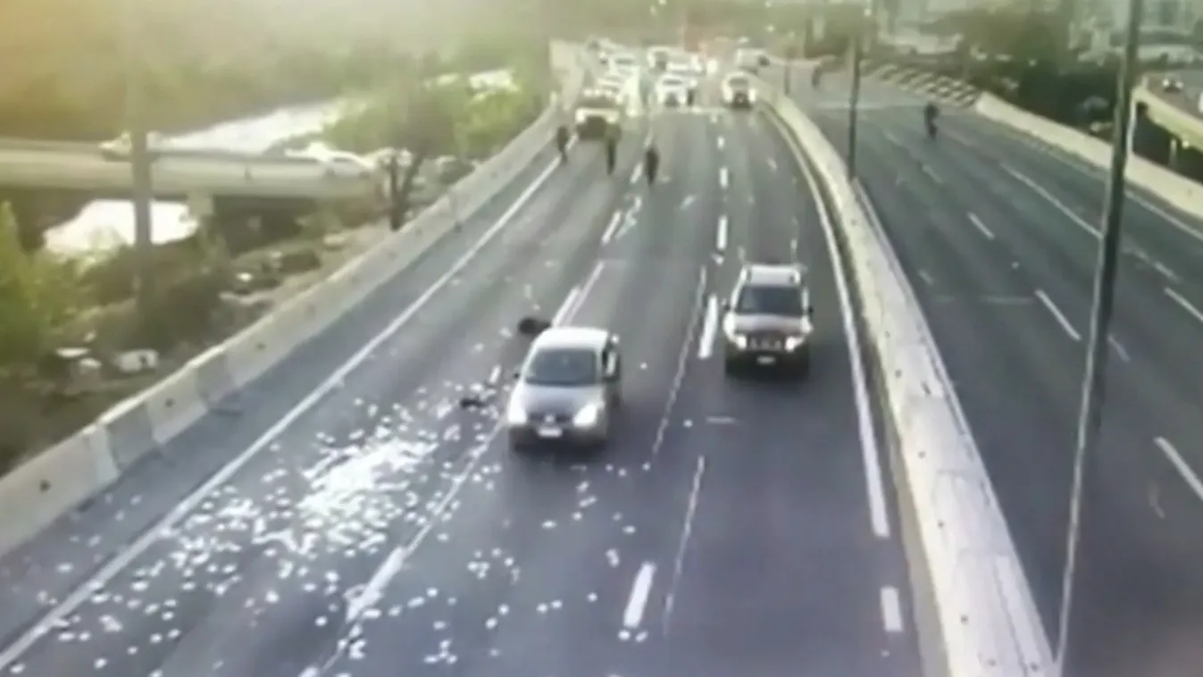 Kizuhant a kocsiból a rablók pénzzel teli táskája az autópálya közepén, Chile 
