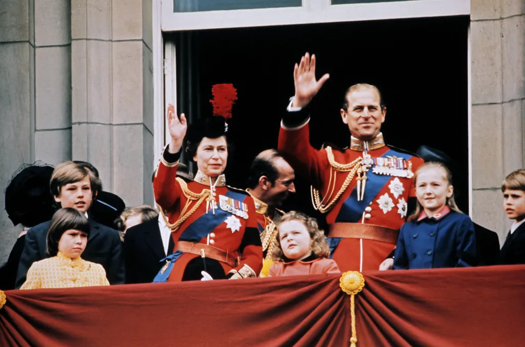 Fülöp edinburgh-i herceg, Prince Philip, Duke of Edinburgh, II. Erzsébet brit királynő férje, angol, 2021.02.21.  Horizontal QUEEN ROYAL FAMILY GREETING (WAVING) UNIFORM CHILD CEREMONY COLOUR PHOTOGRAPHY BALCONY BUCKINGHAM PALACE MILITARY UNIFORM 