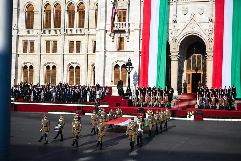 zászlófelvonás, Szent István napi díszünnepség, tisztavatás, Kossuth tér, Budapest, 2023. 08. 20. 