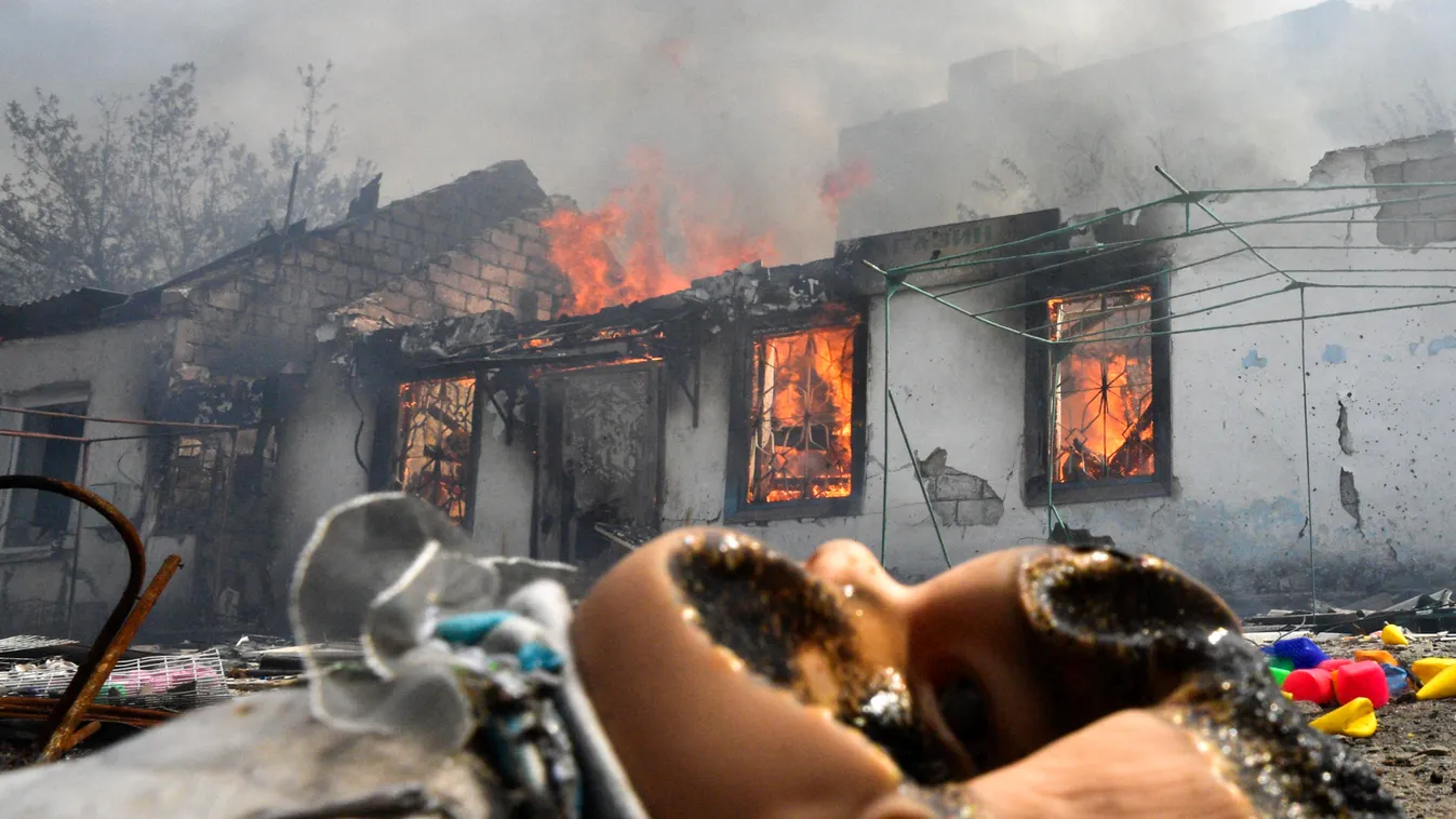 Ukrán válság 2022, orosz, ukrán, háború, , láng, lángol, égő, épület, Luhanszk 