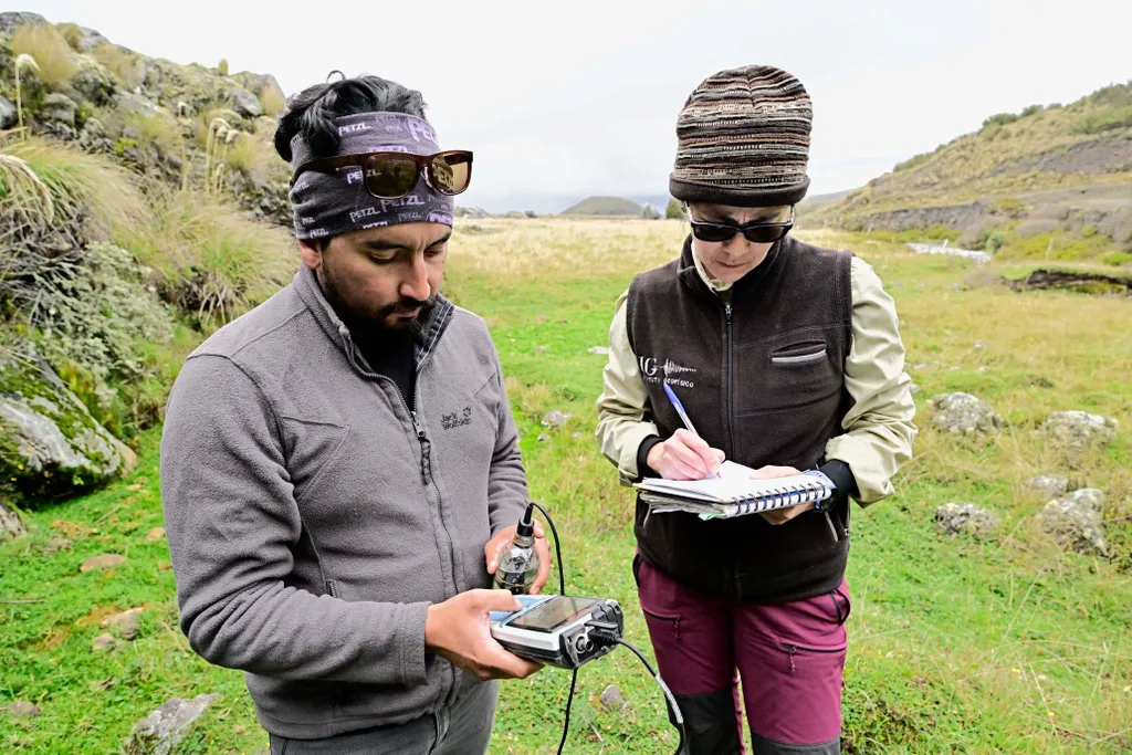 Ecuador vulkán Cotopaxi scientists of the Geophysical Institute of Ecuador, check water samples from the Pita river on the slopes of the Cotopaxi volcano in Ecuador on January 12, 2023. - Three researchers from the Ge 