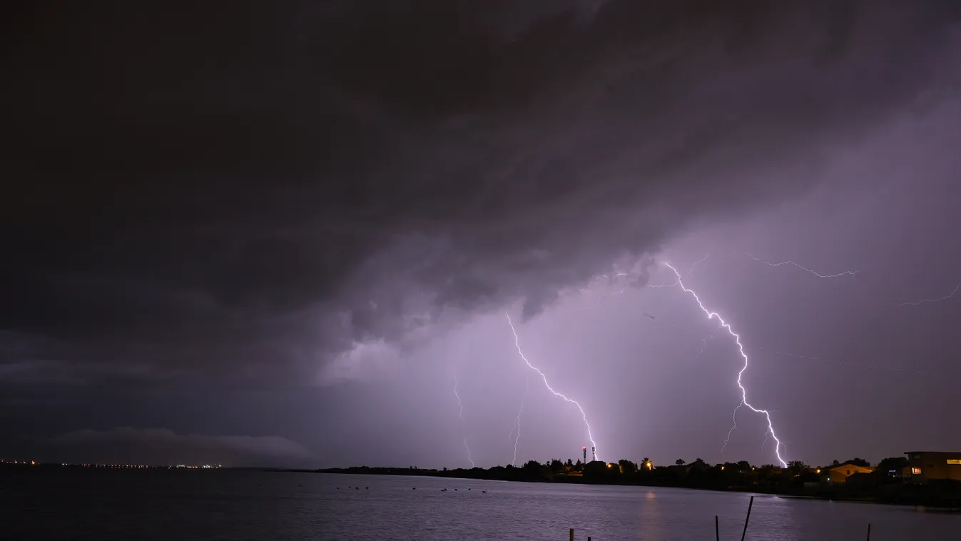 weather TOPSHOTS Horizontal THUNDERSTORM 