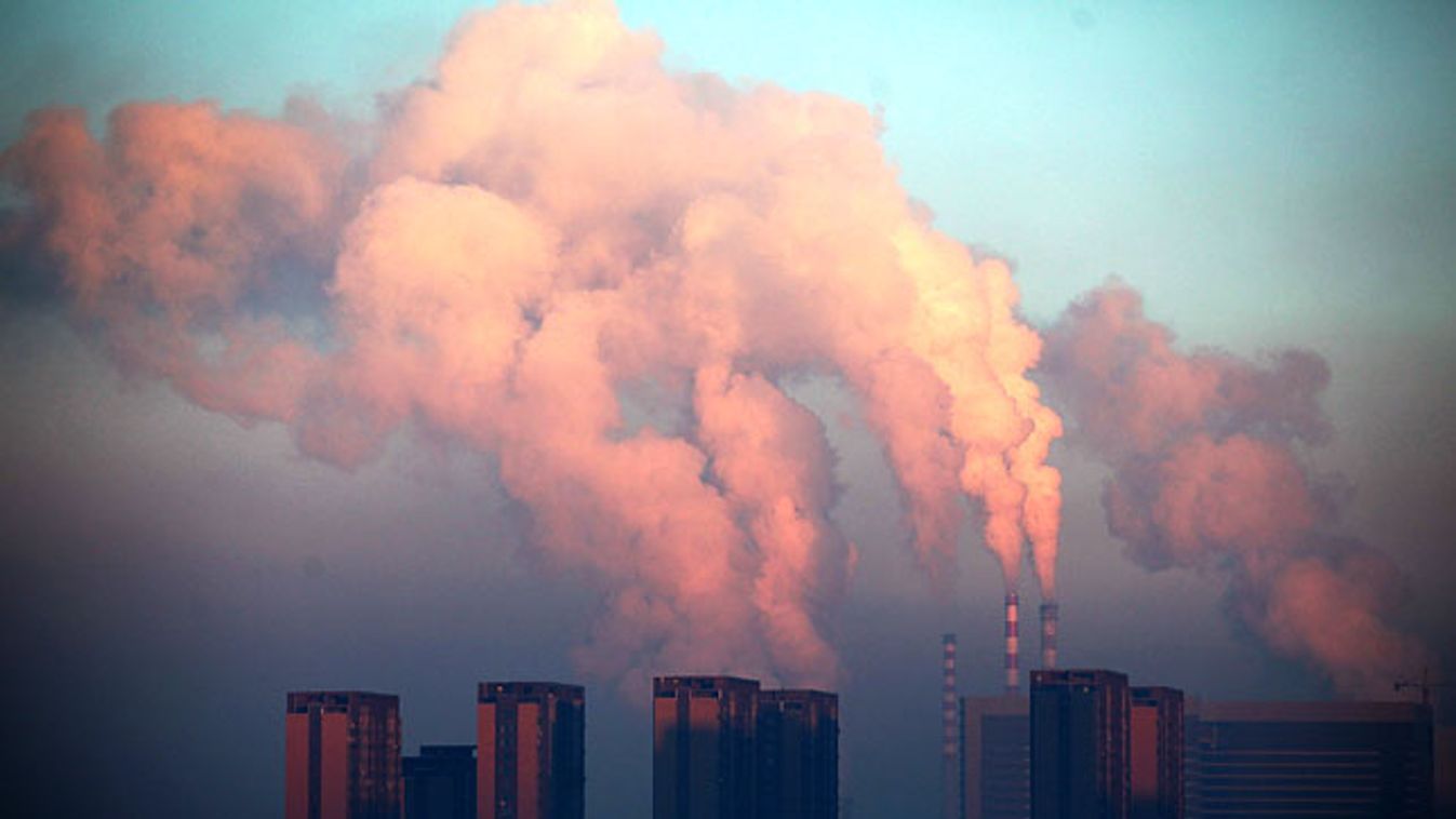 klímakatasztrófa, globális felmelegedés, szmog, levegőszennyezés, gyárkémények Kínában 