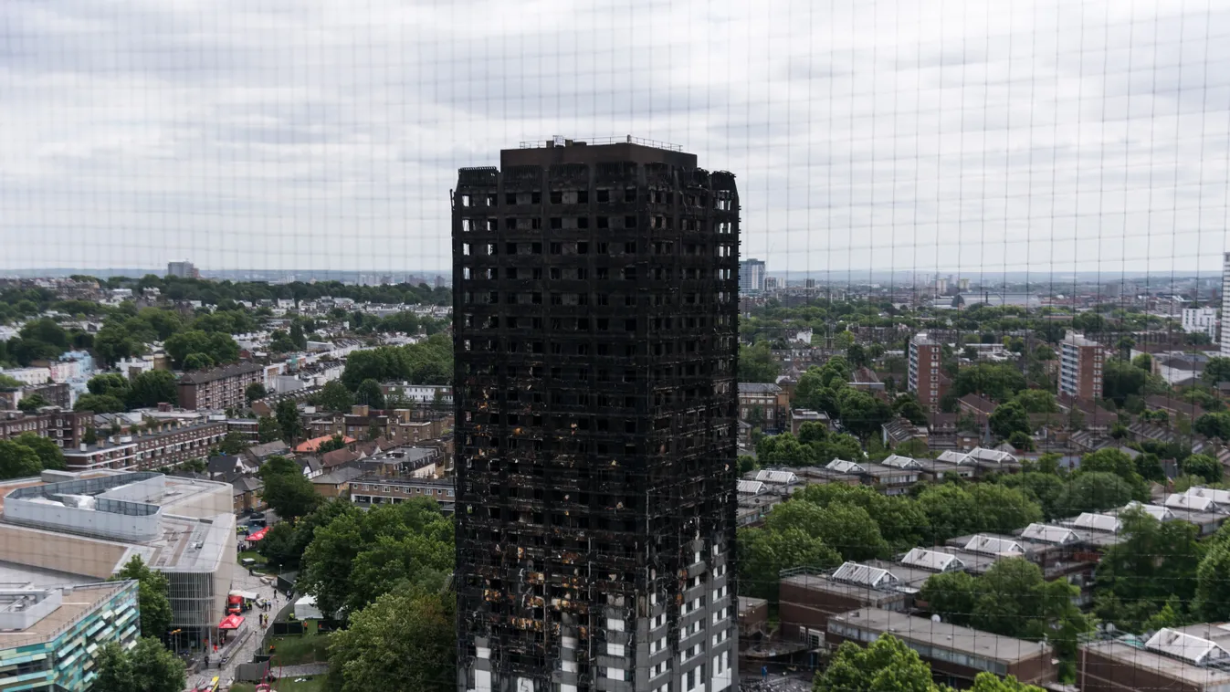 Tributes To The Victims Of Grenfell Tower Fire Accidents and Disasters 17.06.2017 Building Story Consoling England Grenfell Tower HORIZONTAL Latimer Road London - England Message Morning People Photography RESIDENTIAL BUILDING Time UK 
