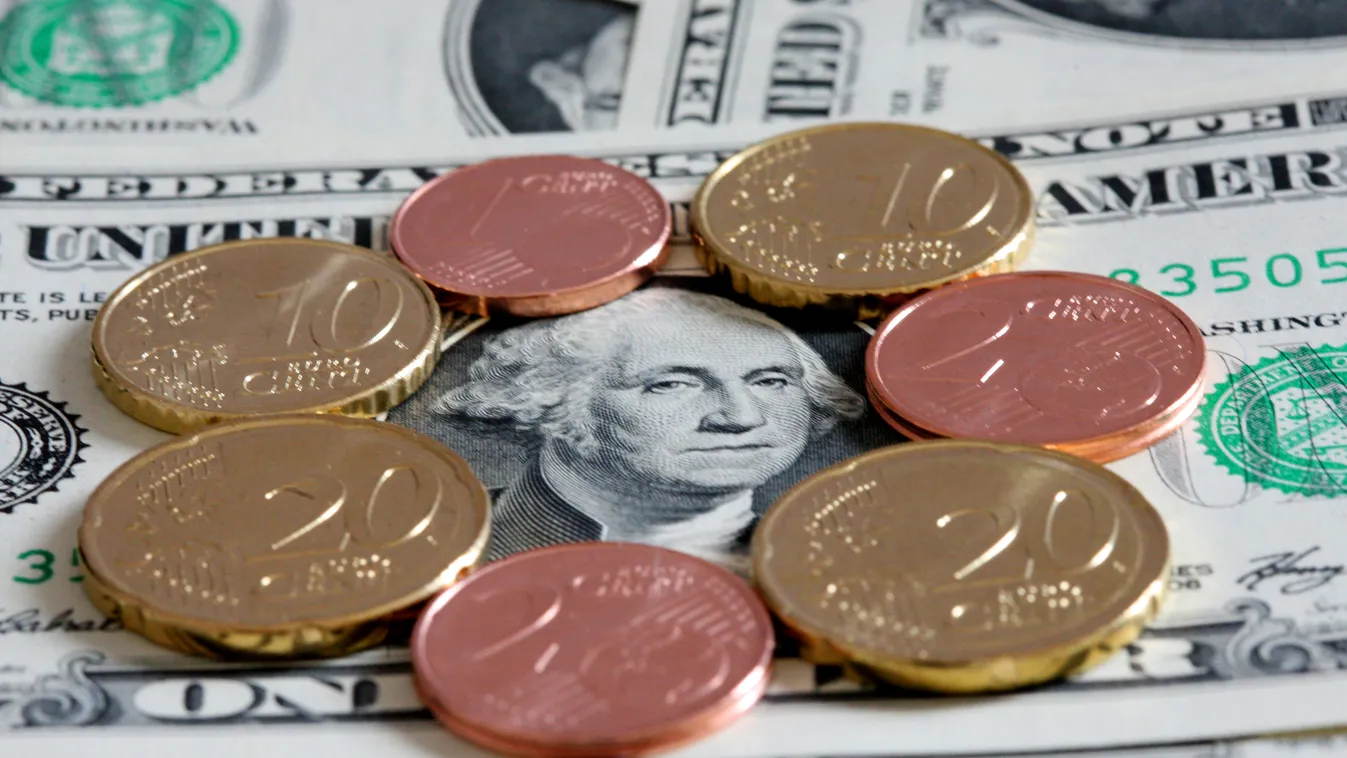 Pénz Euro and Dollar EBF Economy-Business-Finance Macro_Economics dollar_note euro_coins interior symbolic HORIZONTAL Euro coins (Cents) lie on a Dollar note featuring a George Washington portrait, in Osterode, Germany, 15 June 2008. Photo: F 