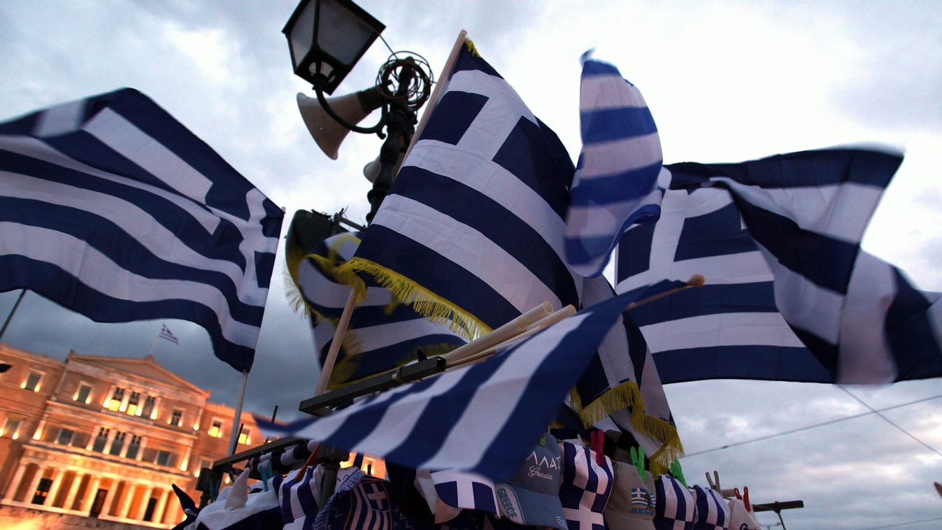 SZEMÉLY SZIMBÓLUM tüntető zászló Athén, 2015. február 17.
Tüntetők görög zászlókat lengetnek a Syntagma téren, az athéni parlament épülete előtt 2015. február 16-án. Ezen a napon Jánisz Varufakisz görög pénzügyminiszter Görögország gazdasági helyzetéről t