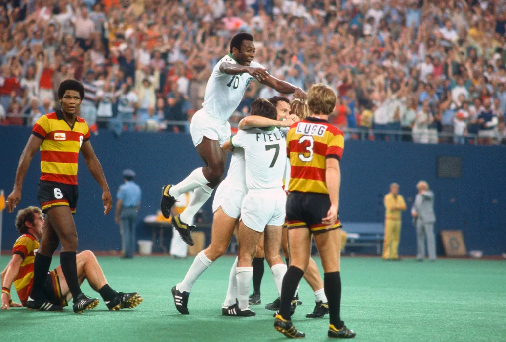 Pelé galéria, foci, 2022.12.29., világbajnok brazil labdarúgó, EAST RUTHERFORD, NJ - CIRCA 1977: Pele' #10 of the New York Cosmos celebrates with teammates after they scored a goal during an NASL Soccer game circa 1977 at Giants Stadium in East Rutherford