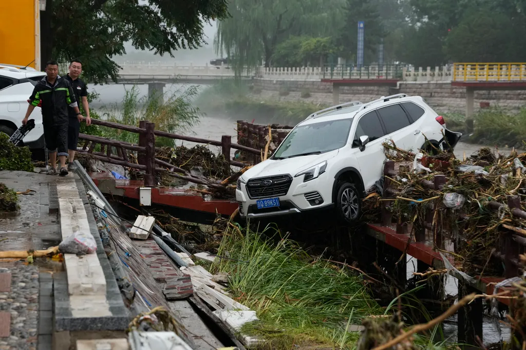 halálos áldozat peking esőzés Doksuri tájfun
A Doksuri tájfun okozta árvíz által elsodort autó a nyugat-pekingi Mentugu kerületben 2023. augusztus 1-jén. A hatóságok közlése szerint a kínai fővárosban már 11 halálos áldozata van a heves esőzéseknek és 27 