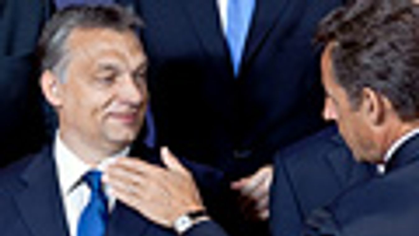 ORBÁN Viktor magyar miniszterelnök és Nicolas SARKOZY francia elnök (j) beszélget, mielőtt csoportkép készül az Európai Unió csúcsértekezletének résztvevőiről az EU Tanácsának brüsszeli épületében 2010. június 17-én