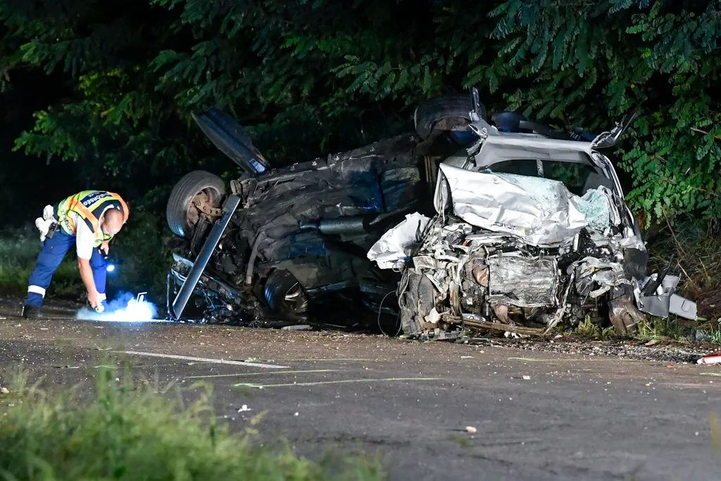 Hajdúnánás, 2020. augusztus 24.
Összeroncsolódott járművek mellett helyszínel egy rendőr a Hajdúnánás és Hajdúdorog közötti úton 2020. augusztus 23-án este. Eddig tisztázatlan körülmények között három autó ütközött össze, a balesetben hárman meghaltak, tö