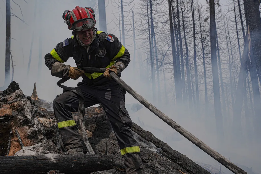 erdőtűz, tűz, erdő, Kanada, French firefighters assist with Canada wildfires Canada,fire,forest,France,Quebec,wildfires Horizontal 