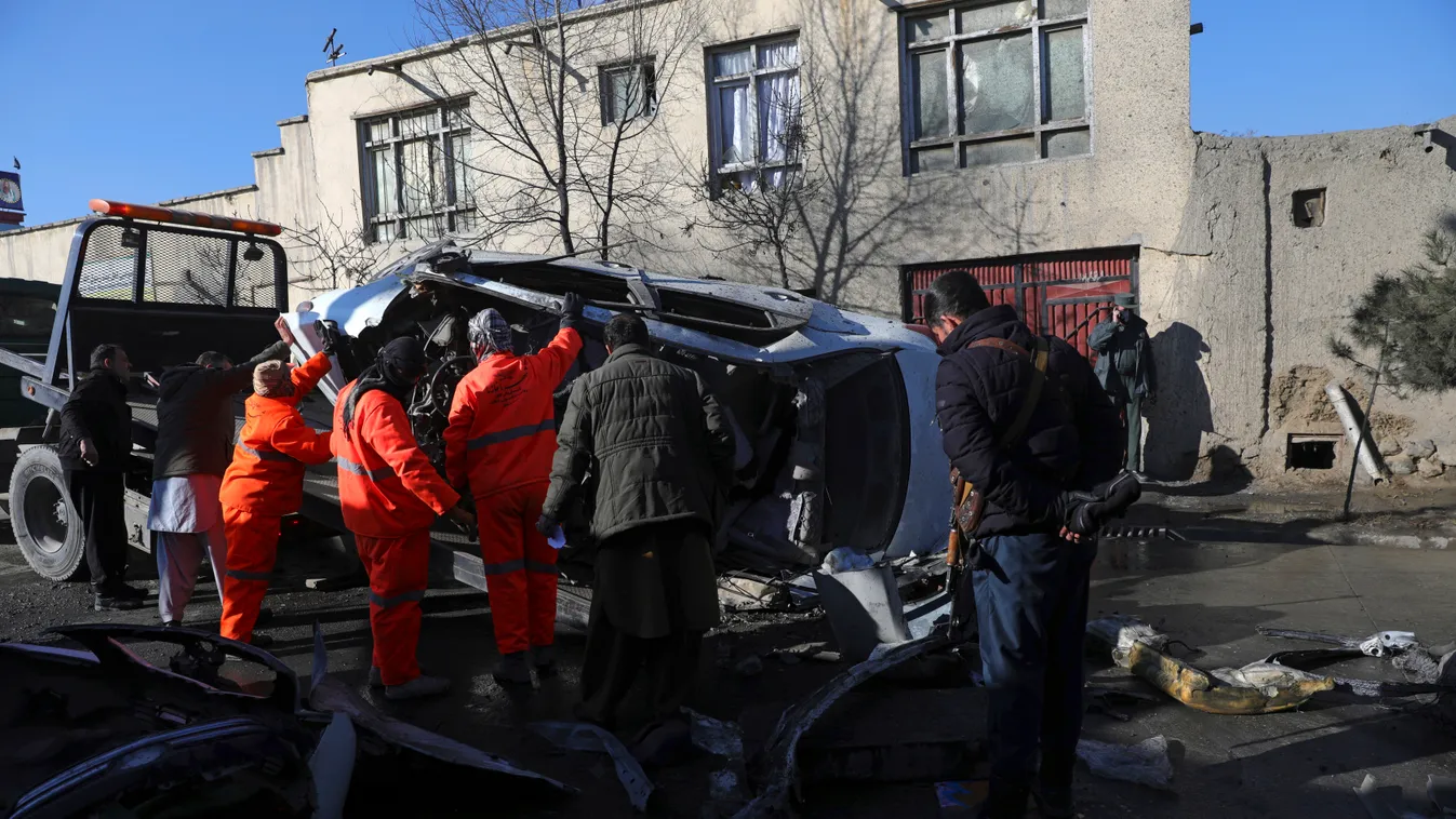 Kabul, 2020. december 22.
Az afgán biztonsági szolgálat tagjai és munkások egy autóroncsot távolítanak el a Kabulban elkövetett robbantásos merénylet helyszínéről 2020. december 22-én. Az autóba rejtett pokolgéppel elkövetett támadásban többen életüket ve
