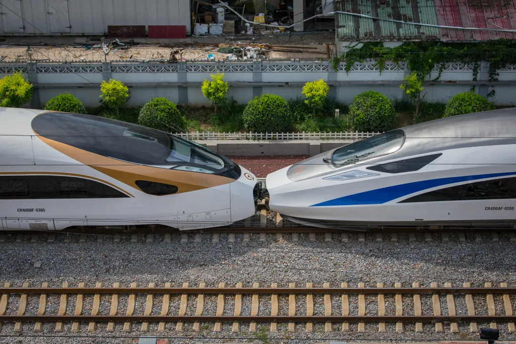 Golden Phoenix and Blue Dolphin trainsets show up together on Beijing–Guangzhou Railway China Chinese Beijing Guangzhou Fuxing high-speed bullet train Golden szuper expressz 