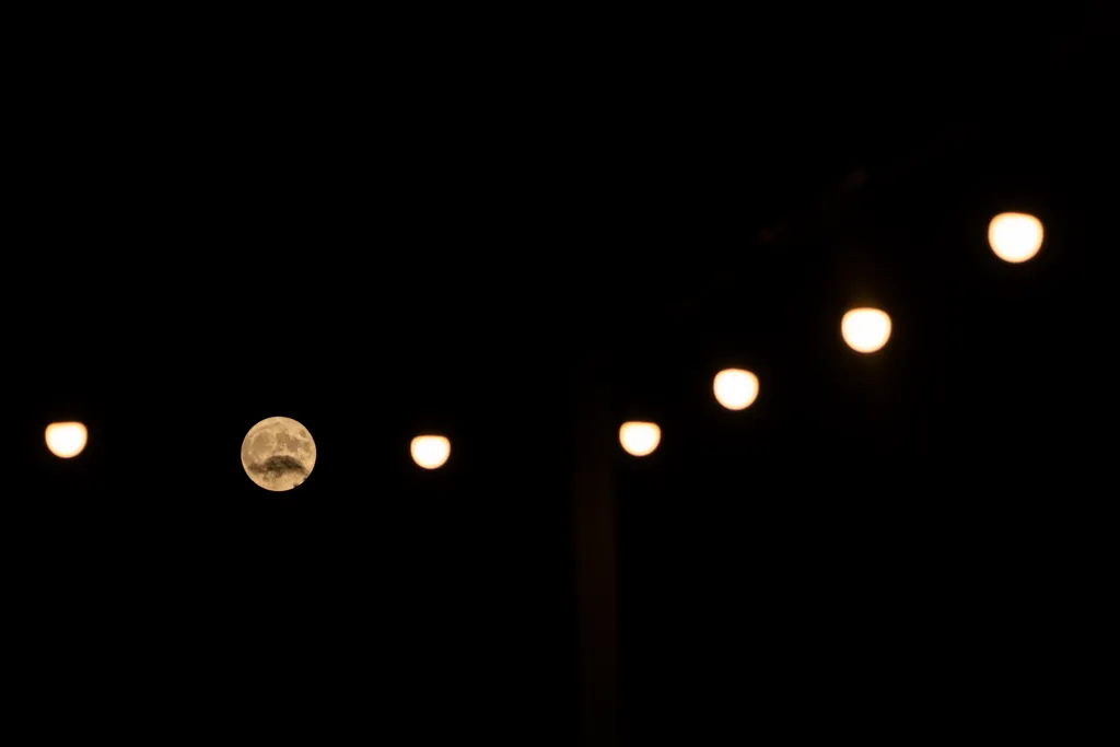 szuperhold, hold,   Aigio, 2022. július 14.
A Hold világít a város fényei között telihold idején, 2022. július 13-án az észak-görögországi Aigióban.
MTI/AP/Pétrosz Jannakurisz 
