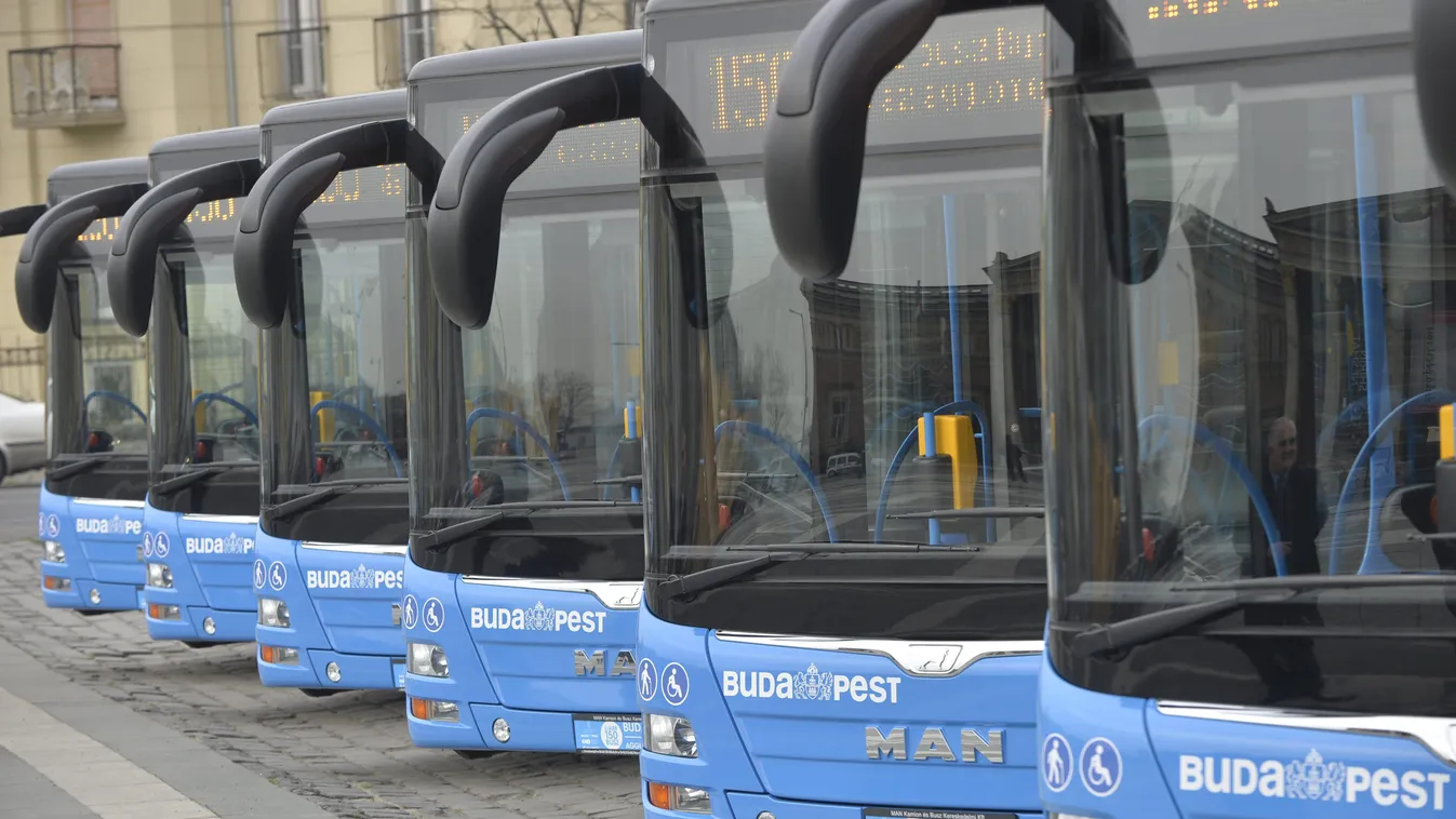 átadás autóbusz FOTÓ FOTÓTÉMA KÖZLEKEDÉSI ESZKÖZ KÖZLEKEDÉSI LÉTESÍTMÉNY MAN tér tükröződés Budapest, 2014. április 4.
Új, MAN típusú autóbuszok sorakoznak a Hősök terén az átadási ünnepségen 2014. április 4-én. Összesen 150 buszt kapott a főváros, amelye