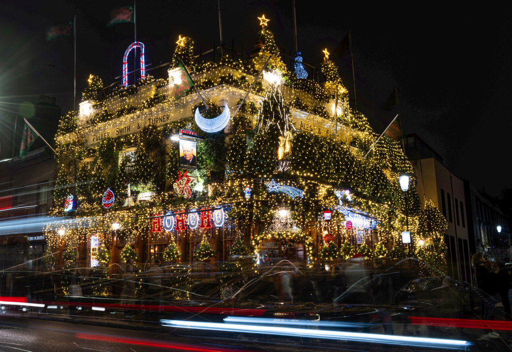 55 karácsonyfa 150 ezer led fény dísz London pub 