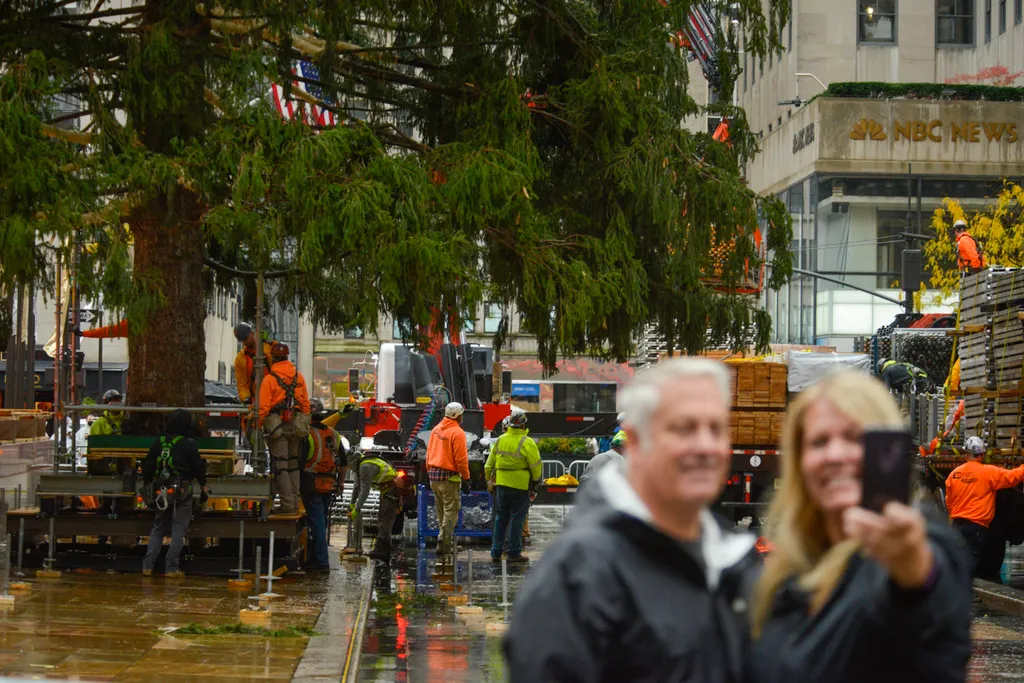 79-foot Christmas Tree Arrives In New York City's Rockefeller Center NurPhoto General news November 13 2021 13th November 2021 Rockefeller Plaza Trees Horizontal, Karácsonyfa 