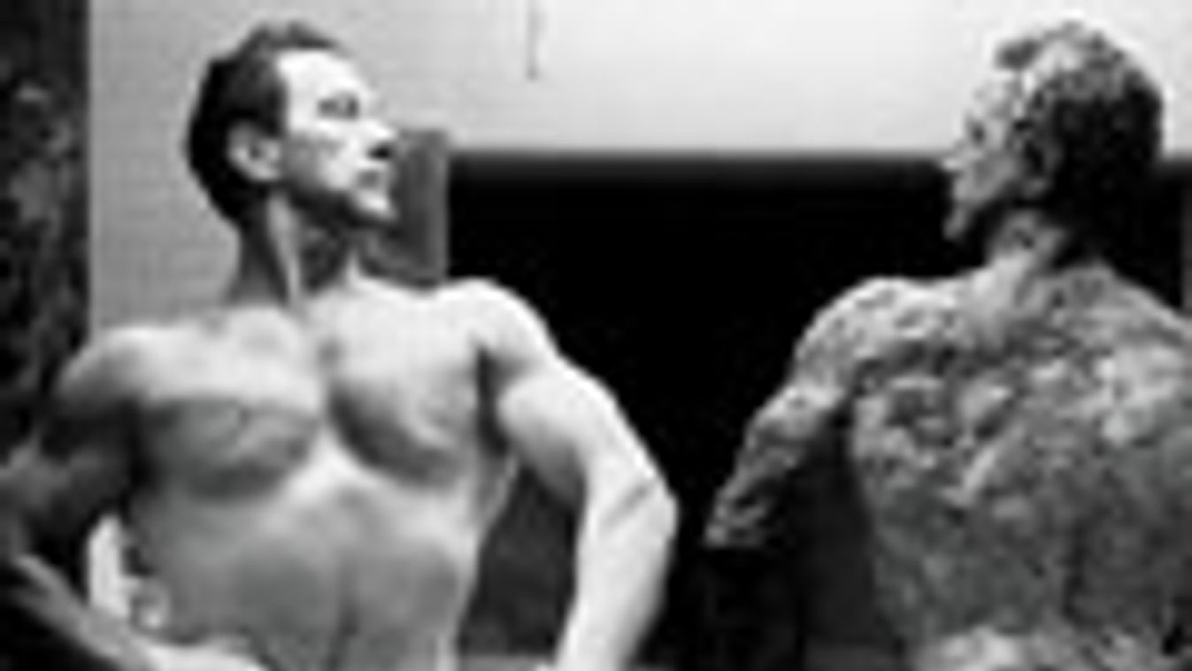Joe Weider, Schwarzenegger egykori testépítő mentora a róla készült szoborral pózol