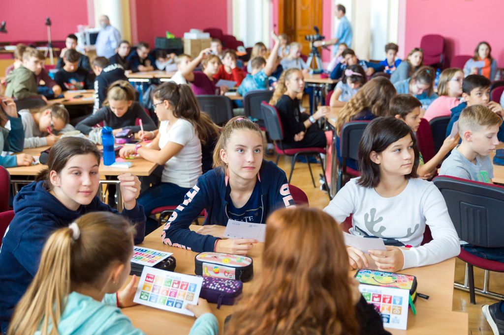 Budapest, 2018. szeptember 25.
A Világ legnagyobb tanórája elnevezésű rendezvény a Fasori Evangélikus Gimnáziumban 2018. szeptember 25-én. A tanórát az ENSZ szakértői által írt és javasolt óravázlat alapján tartották.
MTI Fotó: Mohai Balázs 