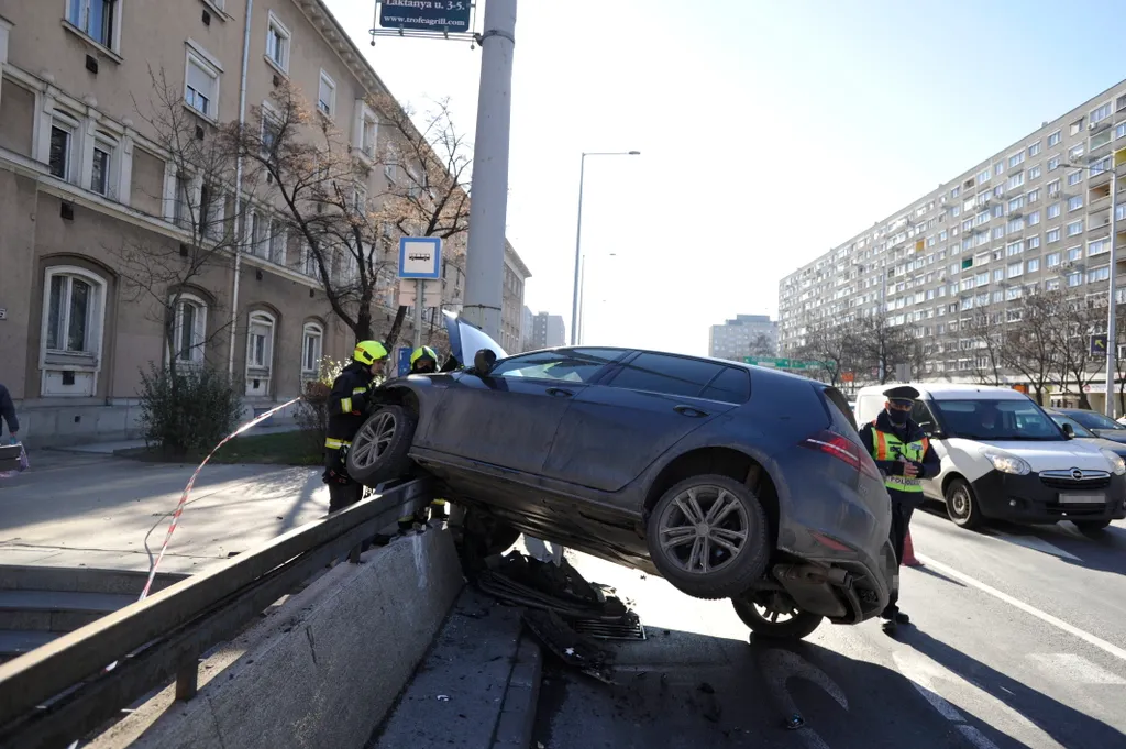 Karambolban életveszélyesen megsérült egy motoros a főváros III. kerületében 2021.02.01. 