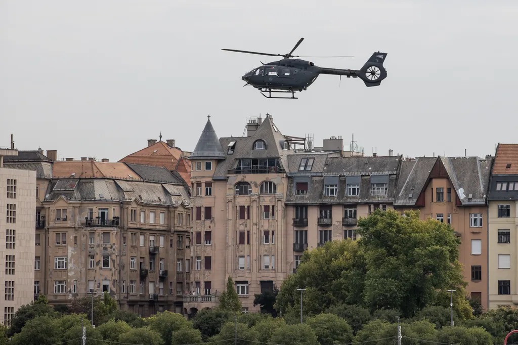 Augusztus 20., államalapítás, ünnep, Szent István nap, eseménysorozat, Budapest, 2021.08.20., légiparádé, Légiparádé a duna felett 