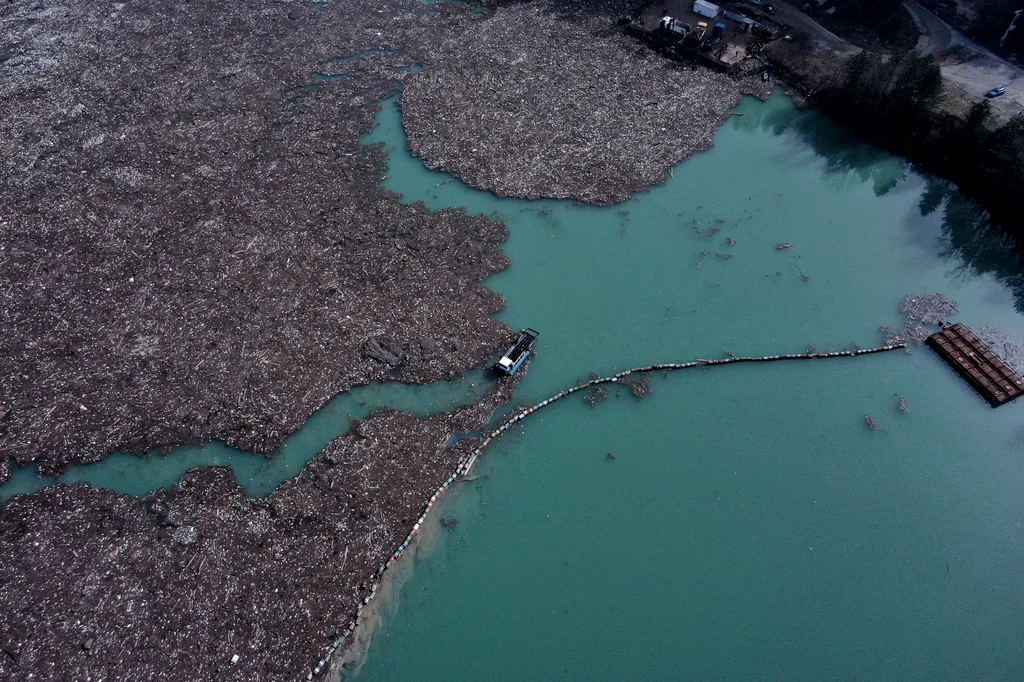 Visegrad, Drina folyó, hulladék, szemét, bosznia-hercegovina,  
 dolgozik FOLYÓ FOTÓ FOTÓTECHNIKA HÉTKÖZNAPI hulladék légi felvétel szemét TÁJ takarít takarítás TÁRGY 