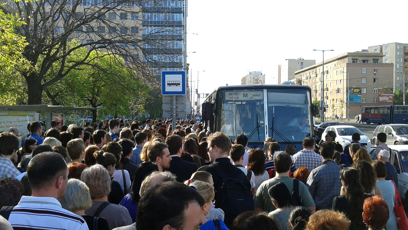 metró, tömeg, busz, bkv, Nem jár a 3-as metró a Deák tér és az Árpád híd között