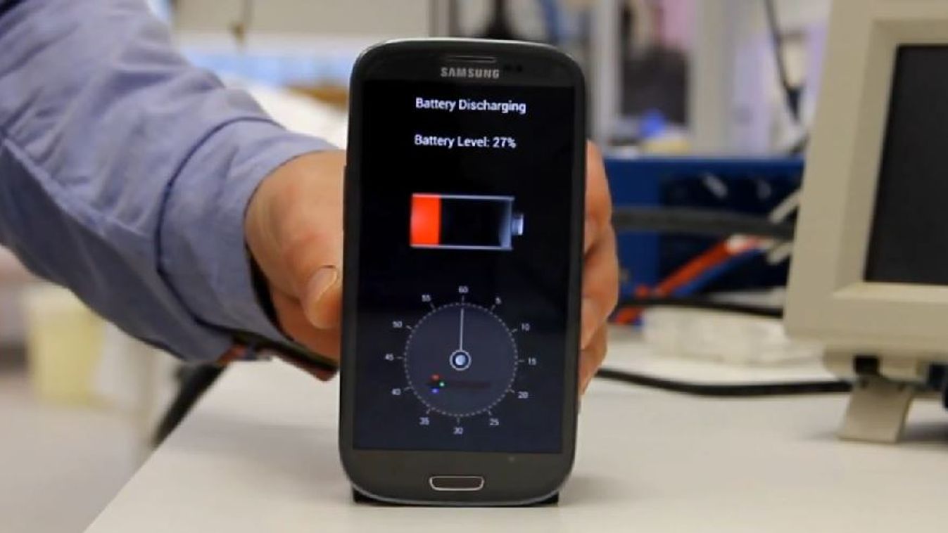 A telefon hátuljában StoreDot egyelőre nagy, de fél perc alatt feltölthető akkumulátora van 