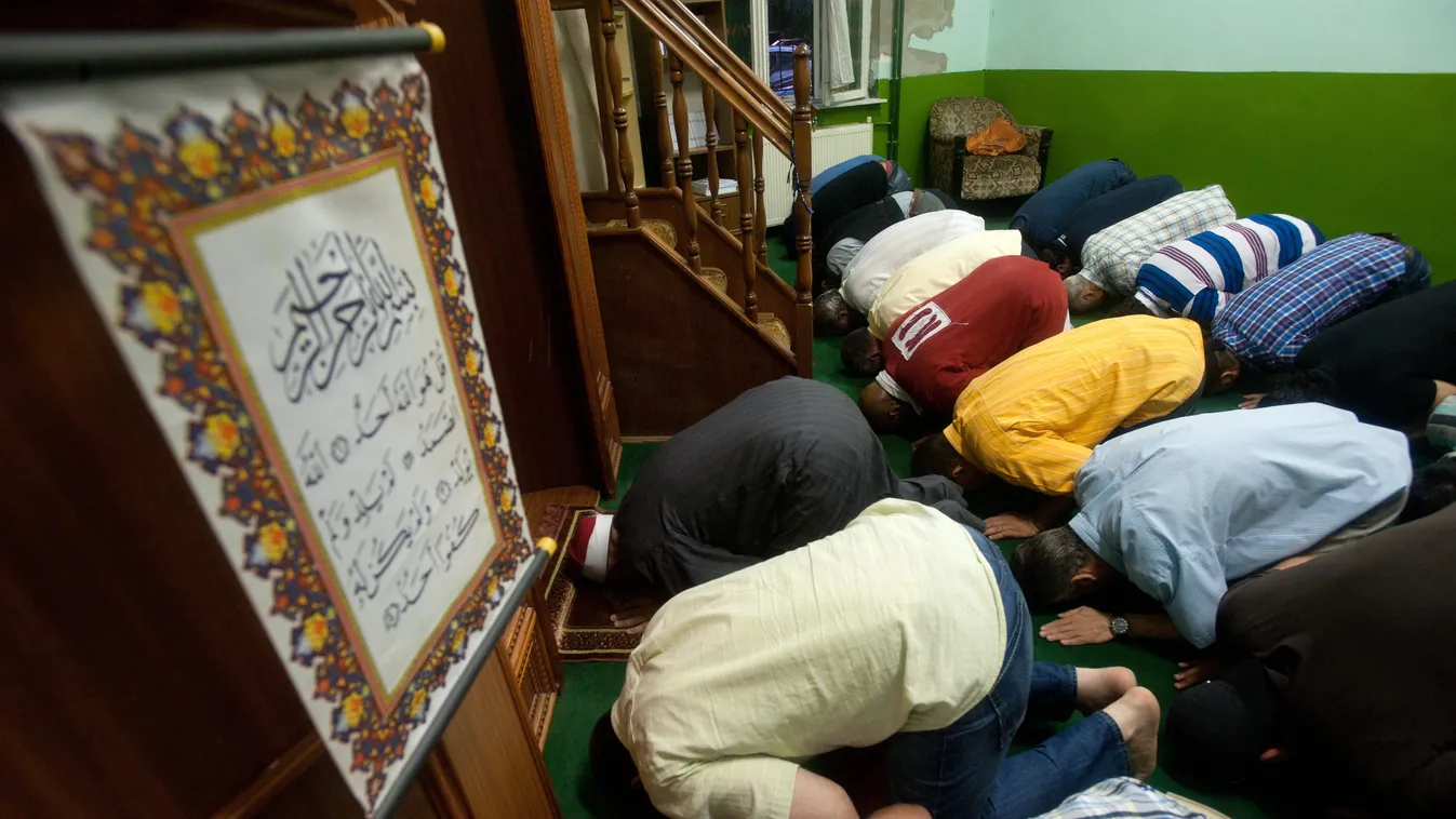 muzulmán, hívő imádkozik imádkoznak a Magyar Iszlám Közösség budapesti mecsetében, ahol a líbiai népért tartották a napnyugtai imát, a magrebet. 