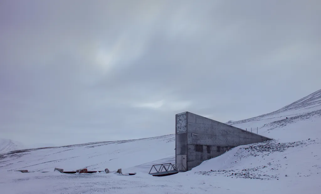 érdekesebb hely  Doomsday Vault, Norway Longyearbyen,,Svalbard/norway,,February,15,2020:,Svalbard,Global,Seed,Vault,On overcast,cyberpunk,scandic,ice,nordic,scenic,building,bank, 