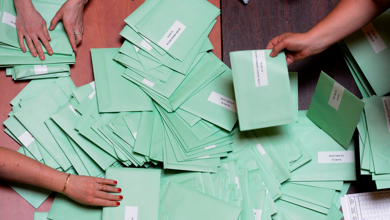szavazat, választás 2014, billegő körzetek, szavazat számlálás, boríték, kéz, urna 