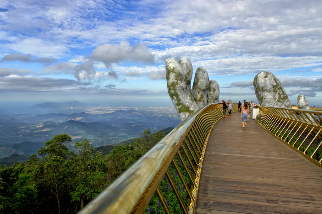 Óriási kezek gyalogoshid 1400 méter Vietnám leisure lifestyle Horizontal 