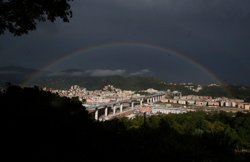 PIANO, Renzo; SZENT GYÖRGY Genova, 2020. augusztus 3.
Szivárvány ragyog az égen a 2018 augusztusában leomlott genovai Morandi-híd helyére épített új híd átadasi ünnepségén 2020. augusztus 3-án. A Renzo Piano olasz építész tervei alapján megépített híd a G