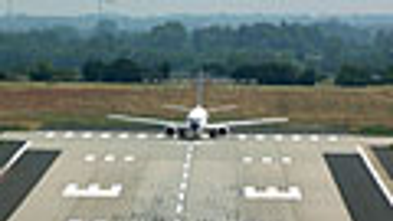 felszálláshoz készülődik egy Malév repülő a  Ferihegyi repülőtér kifutópályáján 2004. szeptemberében, mentesül egy törvény alapján a budapesti Liszt Ferenc Nemzetközi Repülőtér üzemeltetője, a Hochtief a helyi iparűzési adó alól