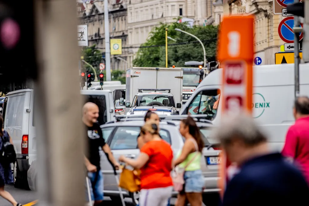 2021.07.12. Budapest, Blaha Lujza tér, dugó, közlekedés, építkezés, autó, BKV, busz, fennakadás, munkagép, torlódás 