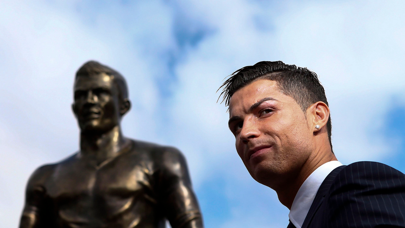 Cristiano Ronaldo Funchal, 2014. december 21.
Cristiano Ronaldo portugál labdarúgó a szülővárosában, Funchalban állított szobrának avatásán 2014. december 21-én. (MTI/EPA/José Sena Goulao) 
