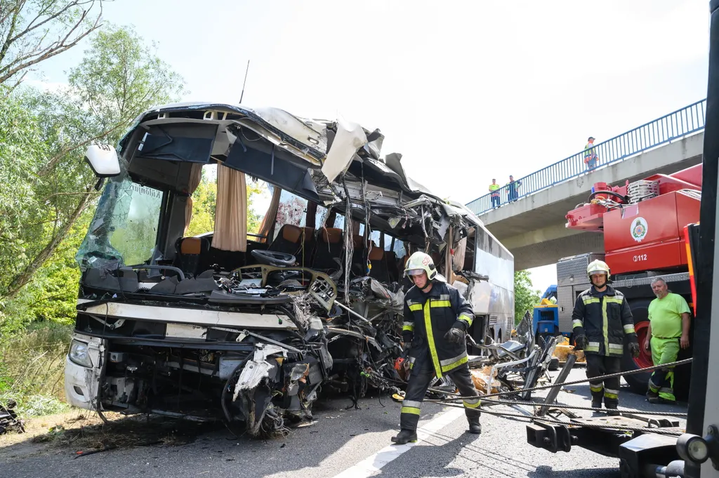 busz, baleset, M7, autópálya, sérült, halott, Felborult egy busz az M7-esen, nyolc ember meghalt, autóbusz az M7-es autópálya Szabadbattyán A buszon Horvátországban nyaraló magyar turisták utaztak. 