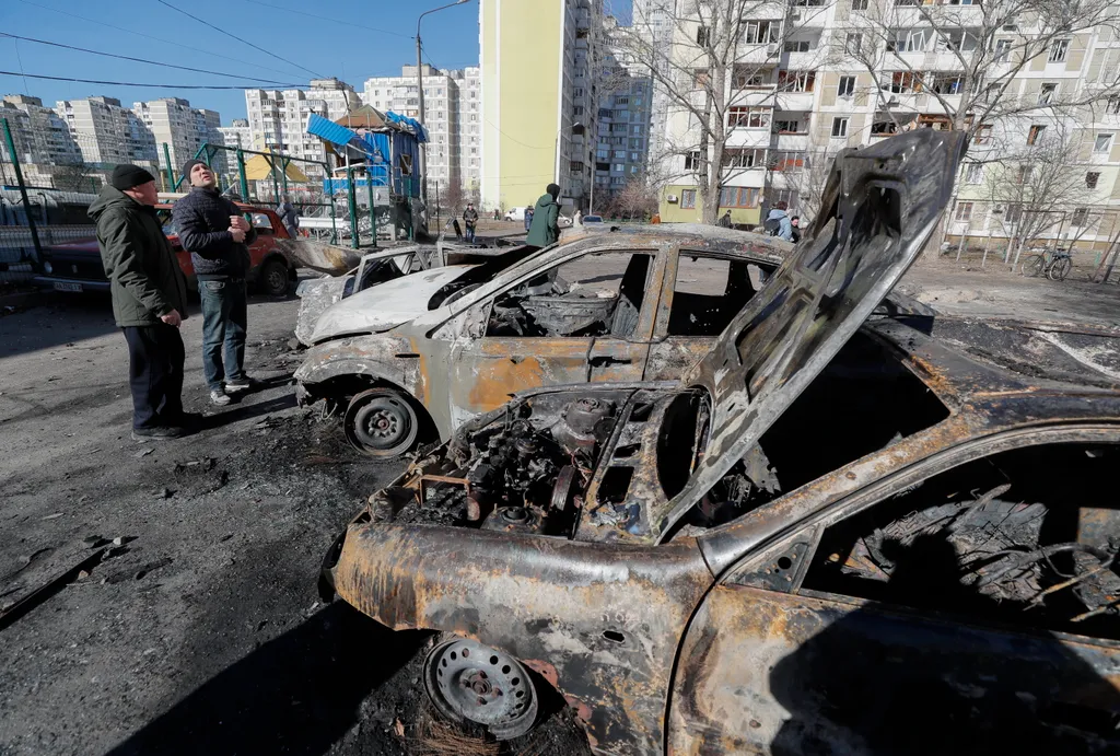 Orosz-ukrán háború, ukrán konfliktus, harc, Ukrajna, Kijev, általános utcakép, utca, bombázás, kiégett autók 