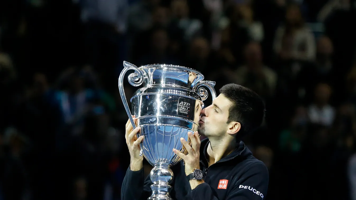 DJOKOVIC, Novak London, 2014. november 14.
A címvédő szerb Novak Djokovic a világelsőnek járó trófeával, miután legyőzte a cseh Tomas Berdychet a férfi tenisz ATP-világbajnokság A csoportjának zárófordulójában Londonban 2014. november 14-én.  (MTI/AP/Kirs