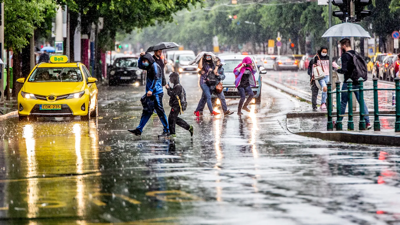 esernyő, eső, zivatar, időjárás, Budapest, szakadó eső, esővíz, csapadékvíz, vihar, felhőszakadás, 2020.06.14. 