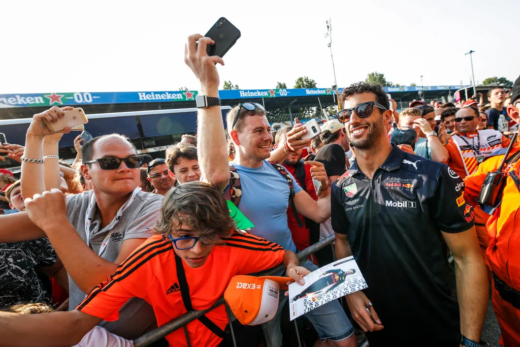 Előkészületek a Forma-1-es Olasz Nagydíjra, Daniel Ricciardo, szurkolók 