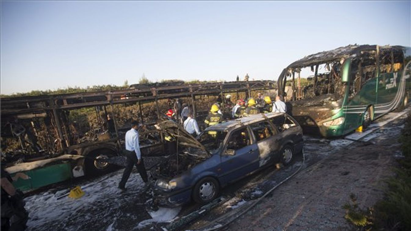Az izraeli biztonsági alakulatok tagjai vizsgálnak egy kiégett buszt (b), amelyen robbanás történt Jeruzsálemben 