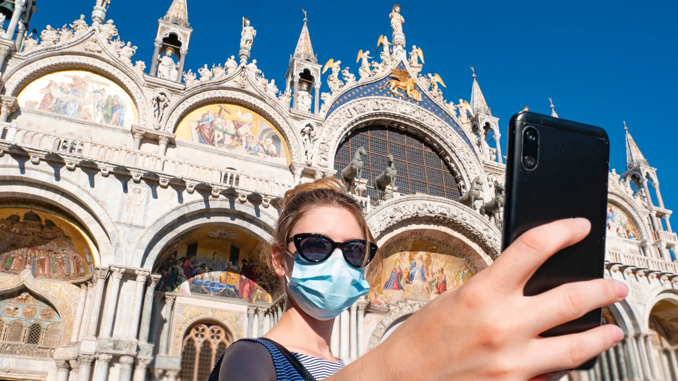 Szelfiző turista a velencei Szent Márk téren a koronavírus-járvány idején 