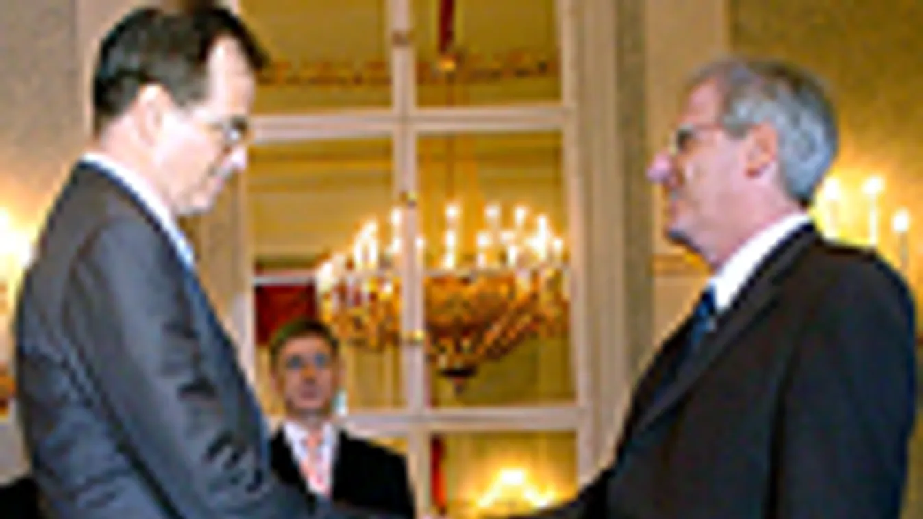  Sólyom László köztársasági elnök március 3-i hatállyal a Magyar Nemzeti Bank elnökévé nevezi ki Simor Andrást 2007 március 1-jén