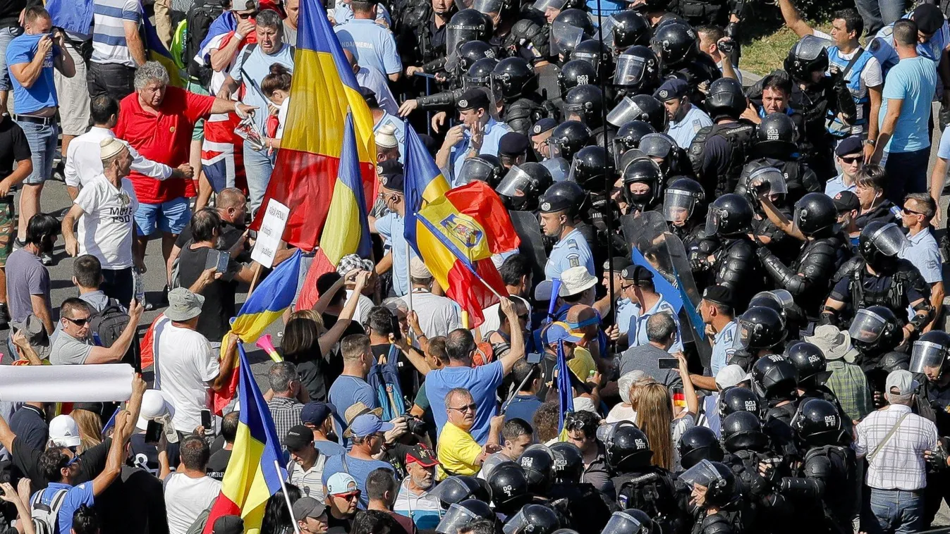 Bukarest, 2018. augusztus 10.
Könnygázt vetnek be a román kormány székházát védő rohamrendőrök a nyári szabadságuk idején külföldről hazatért vendégmunkások, a román diaszpóra tagjainak kormányellenes tüntetésén, Bukarestben 2018. augusztus 10-én. (MTI/AP