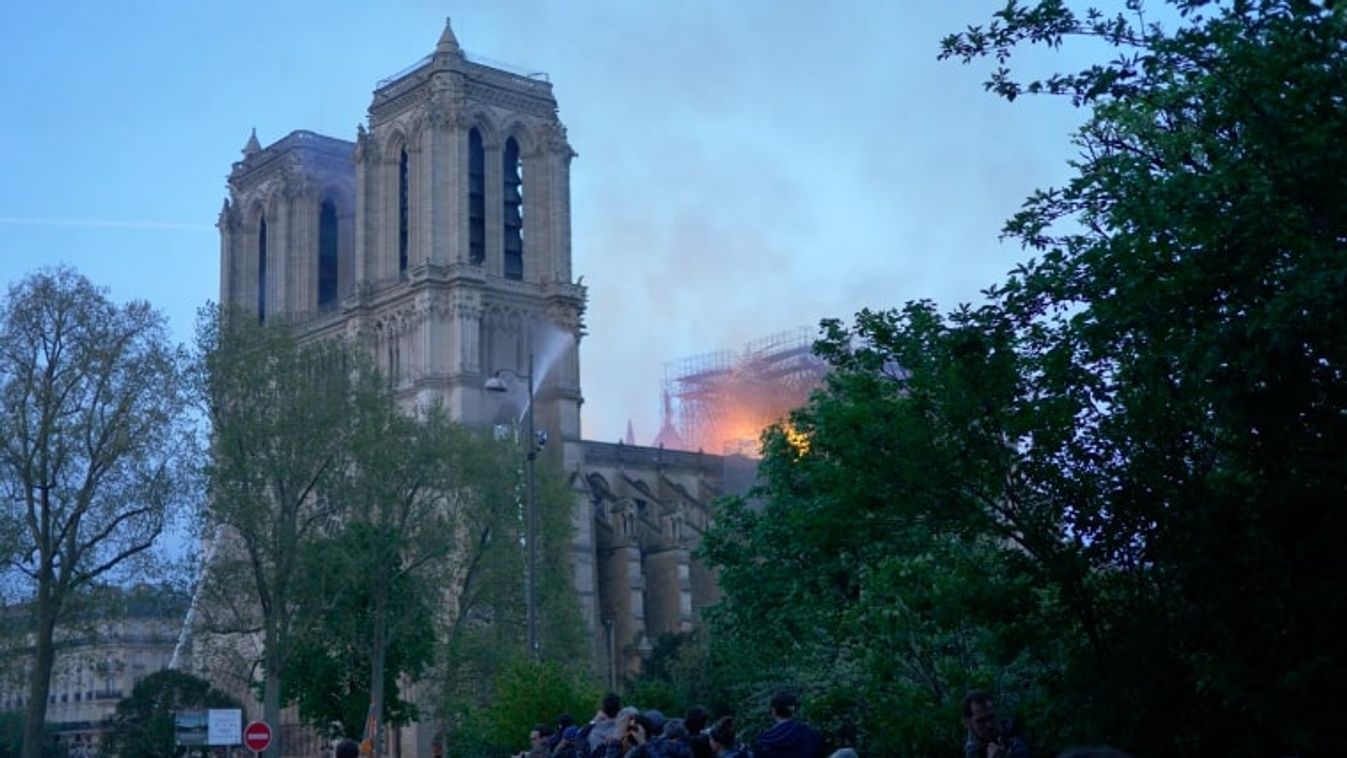 lángoló Notre Dame 