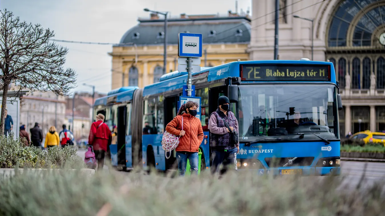 Koronavírus, COVID, Covid–19, vírus, járvány, maszk, arcmaszk, védőmaszk, védőfelszerelés, Budapest, 2021, március, tavasz, harmadik hullám, busz, BKK, közlekedés 