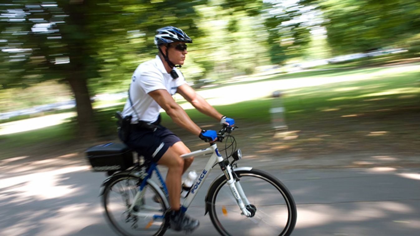 Biciklis rendőr, a Készenléti Rendőrség kerékpáros egységének egyik tagja biciklizik a Margitszigeten