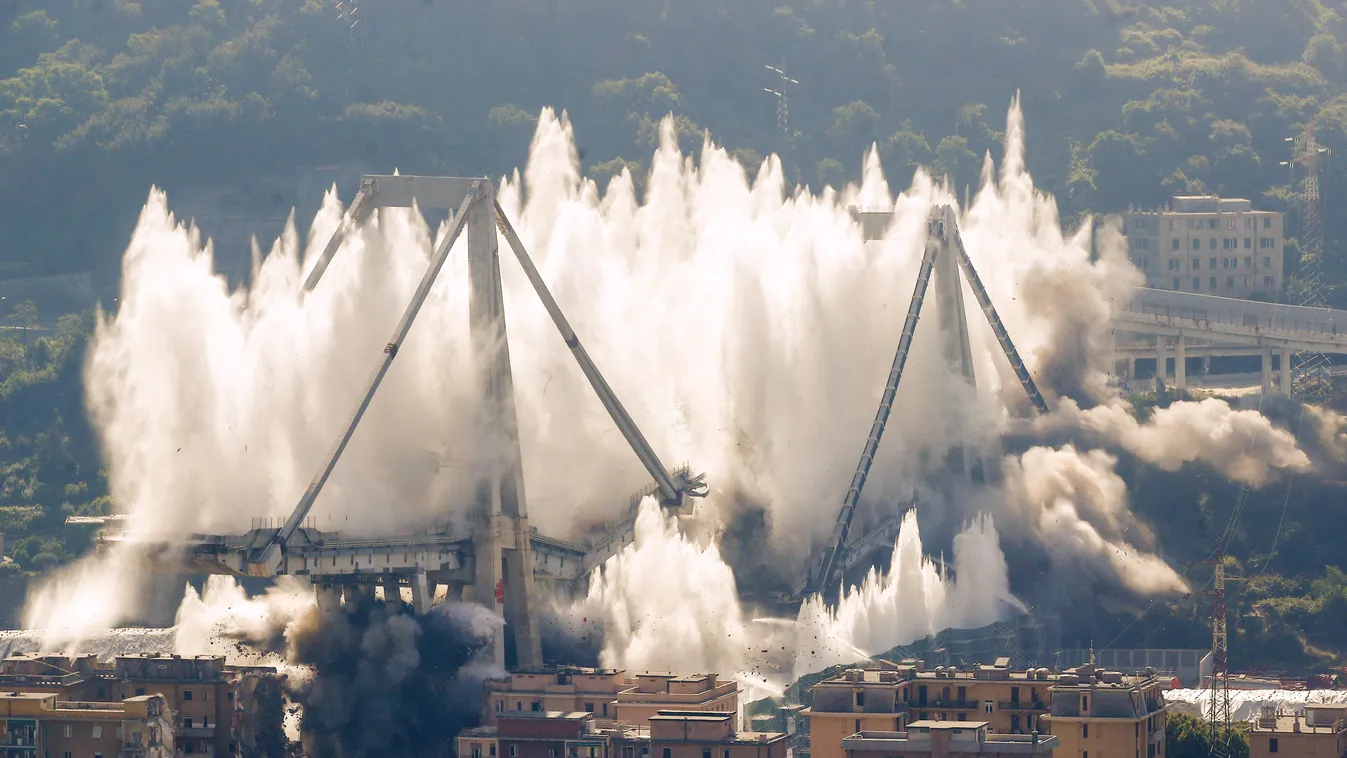 Genova, 2019. június 28.
Felrobbantják a leomlott Morandi híd két megmaradt pillérét, miután több mint háromezer környékbeli lakost evakuáltak az északnyugat-olaszországi Genovában 2019. június 28-án. Az 2018. augusztus 14-én bekövetkezett hídomlásban 43 