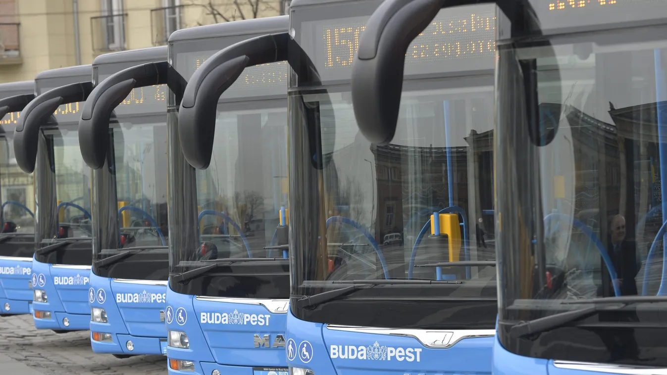 átadás autóbusz FOTÓ FOTÓTÉMA KÖZLEKEDÉSI ESZKÖZ KÖZLEKEDÉSI LÉTESÍTMÉNY MAN tér tükröződés Budapest, 2014. április 4.
Új, MAN típusú autóbuszok sorakoznak a Hősök terén az átadási ünnepségen 2014. április 4-én. Összesen 150 buszt kapott a főváros, amelye